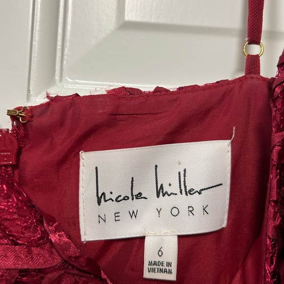 Nicole Miller maroon fit and flare dress in a beautiful floral pattern. Size 6 - Picture 2 of 4